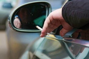 В Госдуме предложили запретить водителям курить за рулем
