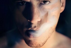 Сигареты уберут из магазинов и запретят курить за рулем