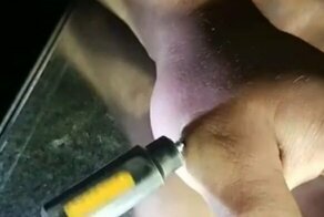 Неуклюжий рабочий вытаскивает из своей руки винт шуруповертом