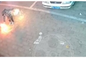 Взрыв газа из канализационного люка чуть не убил юного китайского экспериментатора