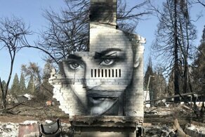 Художник рисует черно-белые портреты на сгоревших домах в Калифорнии
