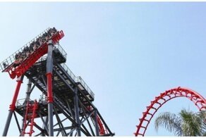 На Тайване туристы застряли вниз головой на одном из самых страшных аттракционов мира