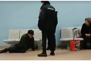 «Сейчас на улицу пойдешь мерзнуть»: полицейский столкнул со скамьи на вокзале спящего пенсионера
