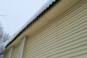 Жительница Твери обнаружила "кровавые" сосульки на своей даче