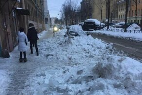 Автомобилист вовремя не убрал свою машину, и коммунальщики её разбили