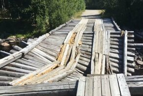 В Карелии жители поселка своими силами построили мост через реку