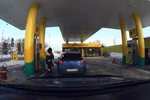 Работник АЗС в Омске ворует бензин у водителей