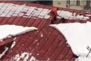 Падение рабочего с крыши дома в Москве попало на видео