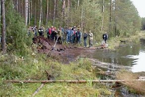 Странные следы у озера привели мальчика к невероятной находке