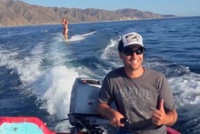 Обитатели океана присоединились к девушке во время вейкбординга