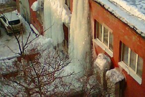Тонны три: гигантская сосулька в Саратове продолжает расти