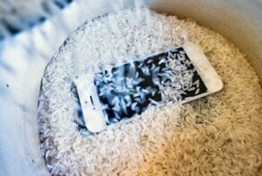 Жизнь никогда не будет прежней: сушить смартфоны в рисе нельзя!