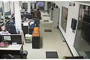 Взрыв планшета в офисе в Индонезии попал на видео