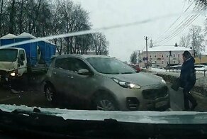 Хотел пропустить пешеходов, но получил удар сзади
