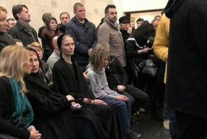 На прощании с Децлом его отец впервые увидел внука, а мать заговорила о причине смерти
