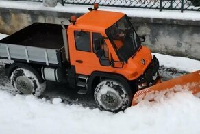 Радиоуправляемый грузовик для уборки снега