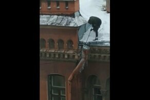 Как бравые коммунальщики очищали крыши от наледи и сосулек в Санкт-Петербурге