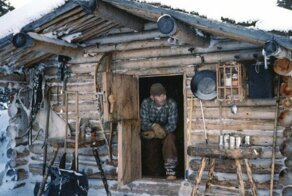 Уйдя на пенсию, Ричард Проеннек своими руками построил сруб и прожил на Аляске 30 лет