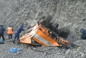В Кузбассе сорвался с обрыва автобус с шахтерами: шестеро погибших