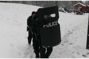 Отважные полицейские вступили в неравный бой с бандой в парке