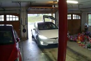 Одна дверь лишняя: почему с Tesla Model X нужно быть особо внимательным