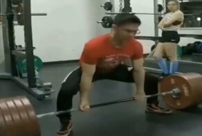 Переусердствовали: Тяжелоатлеты поднимают штангу и теряют сознание