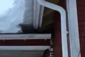 Пристроенный к дому навес не выдержал последствий сильного снегопада