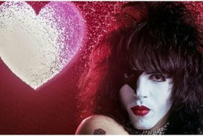 Голова двойника вокалиста группы Kiss неожиданно загорелась во время концерта