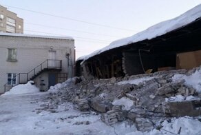 В Саратове кирпичная стена обрушилась на автомобили, причинив большой ущерб