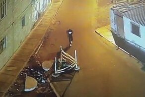 Почему не стоит смотреть в экран своего смартфона, когда вы идете по дороге