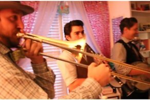 Такое пробуждение от мамы дочка точно запомнит надолго