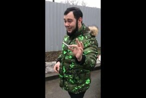Не фокусник, а ходячий портсигар!