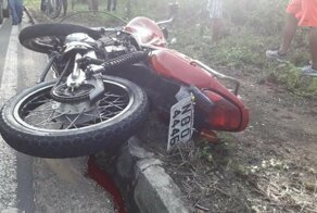 Байкер расколол плечо о грузовик и погиб на месте ДТП