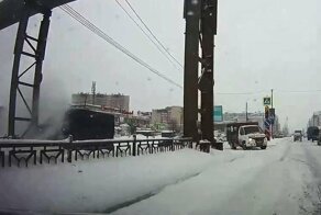 Авария дня. Отправил фургон в опору