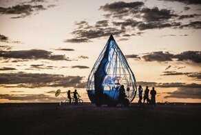 Фотограф посетил фестивали Burning Man на трех континентах и показал их отличия