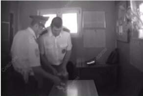 Сотрудники ГИБДД в процессе дележа взяток попали на видео