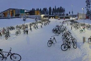 Финские школьники продолжают ездить в школу на велосипедах при температуре -17 °C