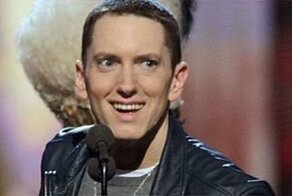 «Эминем никогда не улыбается, поэтому я заставил его» — парень фотошопит снимки рэпера, и это бомба!