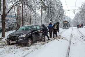 Олень дня: в Москве водитель решил объехать пробку по трамвайным путям и застрял в снегу