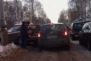 Поздно спохватился руками махать: небольшое ДТП во дворе