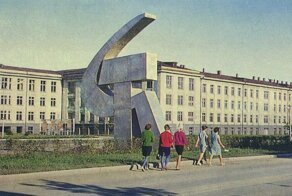 Восточный блок во всей его брутальной красе в коллекции советских открыток