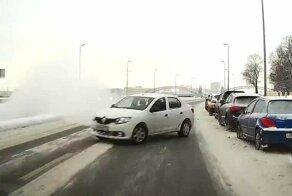 Авария дня. Логан вылетел на встречку в Петербурге