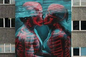 Стрит-арт: пара на стене превращается из людей в скелеты с помощью 3D-очков