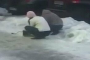 В Санкт-Петербурге засняли, как торговцы шаурмой моют посуду снегом из сугроба