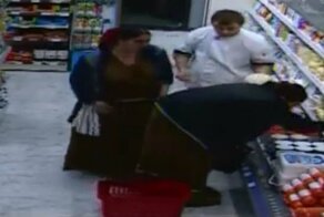Под юбкой цыганки способна уместиться целая тележка продуктов