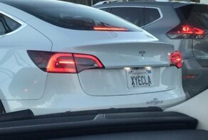В США владельцу Tesla из России запретили использовать матерный номер