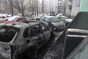 В Петербурге случайно сгорел BMW, припаркованный у подъезда