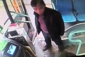 Пассажир автобуса с ноги "выписал штраф" пьяному безбилетнику