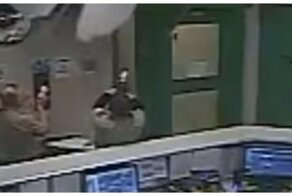 Заключенный свалился на головы полицейских при побеге из тюрьмы