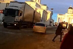 Авария дня. В Арзамасе фура без водителя покатилась с горки
